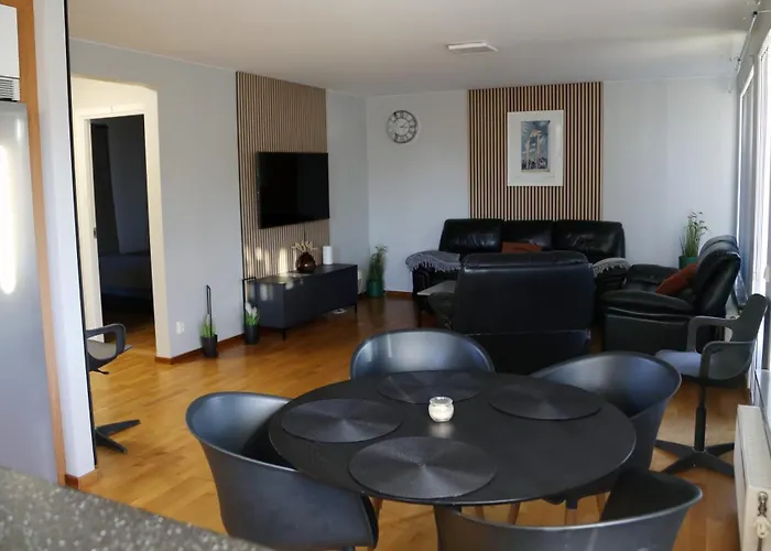 5-Bed-Rooms House With Jacuzzi, Free Parking, And 2 Toilets-Bath In Malmoe